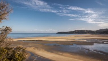 Bir güzel kumsalı Abel Tasman Milli Parkı'nda Yeni Zelanda üzerinde yükselen gelgit timelapse, büyük ülke yürür.