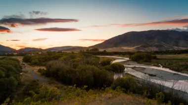 Güzel gündoğumu Timelapse rahatlatıcı yaz sabahı Güney adasının güzel doğa ile Yeni Zelanda kırsalında.