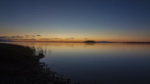 穏やかな湖の静かな日の出のタイムラプス ビデオ 静かなリラックスできると美しく穏やかな水面と澄んだ空 — ストック動画