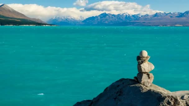 Timelapse Turquesa Lago Pukaki Nova Zelândia Com Cairn Primeiro Plano — Vídeo de Stock
