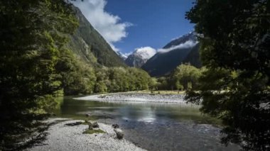 Fiordland, Yeni Zelanda Milford yolda güzel sahne Timelapse video. Milford dünyanın en güzel yürüyüş olarak bilinen bir çok gün yürüyüş parkurudur.