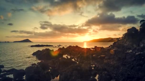 Timelapse Van Prachtige Romantische Zonsondergang Rotsachtige Kust Van Nieuw Zeeland — Stockvideo