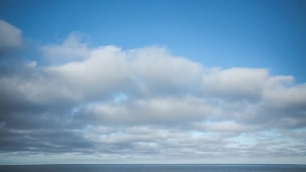 Timelapse Van Wolken Vliegen Boven Oceaan — Stockvideo