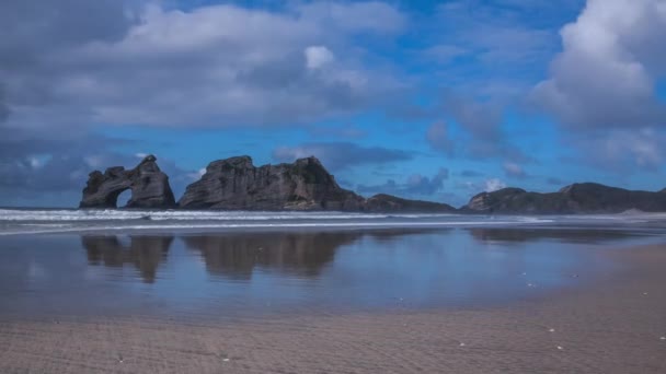 自然の岩のアーチとニュージーランドの美しい Wharariki ビーチ タイムラプス ビデオ — ストック動画