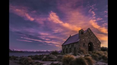 Güneş doğmadan önce güzel Lake Tekapo kıyısında ikonik kilisenin Timelapse video. Yeni Zelanda ve Güney adanın turistik cazibe en çok ziyaret edilen yerlerden biri.