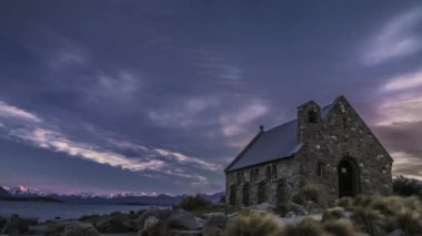 Lake Tekapo kıyısında Good Shepherd Kilisesi. Hiçbir kişi civarında ile değerli sessiz süre boyunca South Island üzerinde ana turistik merkezlere biri. Timelapse video.