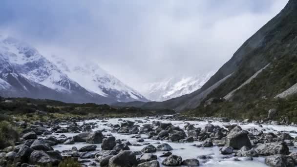新西兰南阿尔卑斯山最高峰 奥拉基山库克 Oraki Kook Cook 下山谷中冰川河流的时光流逝 — 图库视频影像