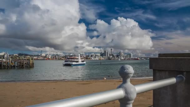 时光从新西兰的德文波特出发 渡轮来来去去 市中心的城市风景在其他银行在剧烈的云彩之下 — 图库视频影像