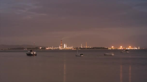 清晨在湖岸看到炼油厂 时间流逝的视频 — 图库视频影像