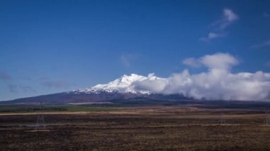 Timelapse Yeni Zelanda Tongariro Ulusal Park. Popüler yürüyüş ve Kayak, eve birkaç volkanlar ve en güzel yürüyüş parkurları çare.