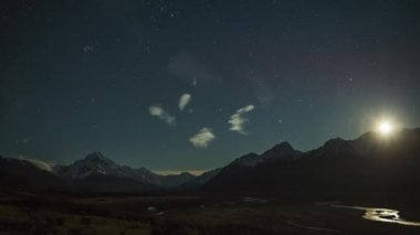 Timelapse Aoraki Mount Cook Milli Parkı'nda Yeni Zelanda ile gökyüzü yıldızlarla dolu muhteşem Ayın doğuşu ve ay brighting Güney Alpler'in güzel manzara kadar.