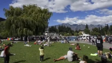 Yeni Zelanda, Queenstown - 18 Şubat 2018: Atmosfer zevk insanlarla güneşli yaz gününde merkezindeki Queenstown, Yeni Zelanda parkı olan Timelapse video. Açıklayıcı içerik görüntüleri.
