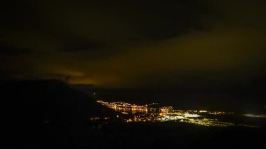 Ay ve yıldızlar bulutların arasındaki boşlukları bakışları ile bulutlu gece gece timelapse Queenstown, Yeni Zelanda.