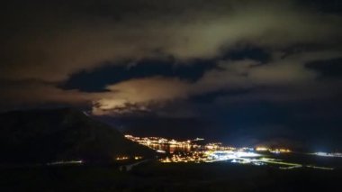 Timelapse video Queenstown, Yeni Zelanda, geceye kadar gün ışığı. Güzel bulutlar gece boşlukları görünür yıldız ile manzara karşısında uçan.