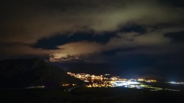 タイムラプス ビデオ クイーンズタウン ニュージーランドの夏時間までの夜から 夜のギャップで目に見える星の風景を横切って飛んで美しい雲 — ストック動画