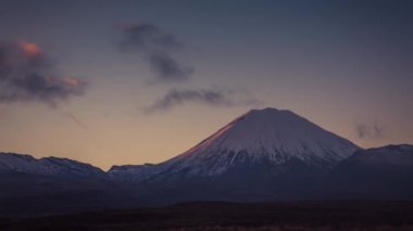 Yanardağ Mt Doom Yeni Zelanda mükemmel koni yükselen güneş tarafından erken kış sabahları yaktı. Tongariro Ulusal Parkı, popüler turizm ve çeşitli volkanlar evine. Timelapse video.