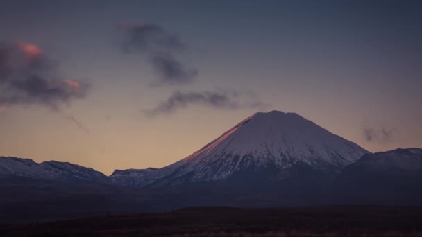 完璧な円錐形火山ニュージーランドの山の運命の初冬の朝の朝日に照らされて トンガリロ国立公園 人気の観光地といくつかの火山の家 タイムラプス ビデオ — ストック動画