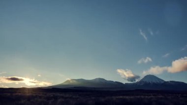 Tongariro Ulusal Parkı, Yeni Zelanda gündoğumu sırasında. Volkanlar ve dramatik bulutlar şekillendirme ayaz sabahı güzel karlı dorukları. Timelapse video.