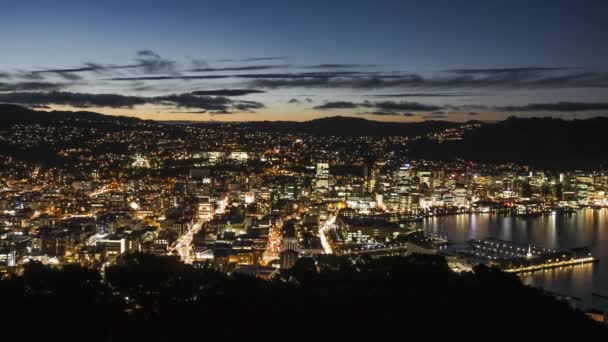 夜幕降临时新西兰惠灵顿的城市灯光 从维多利亚山的美丽景色的时光流逝视频就在市中心的正上方 — 图库视频影像