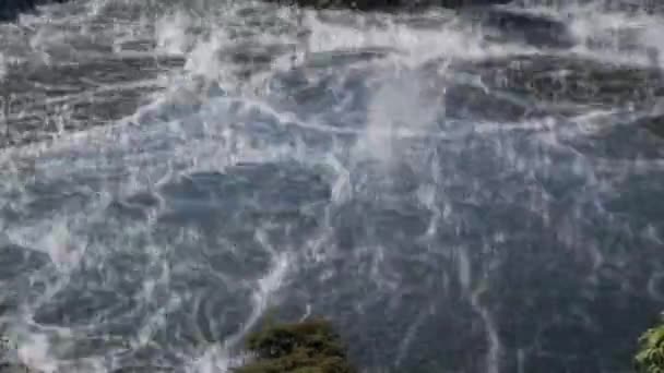 Humo Saliendo Del Lago Agua Caliente Soplado Por Viento Vídeo — Vídeo de stock