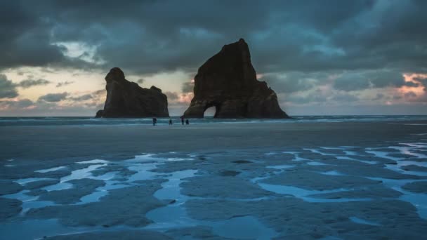 Wunderschöner Kai Strand Neuseeland Mit Berühmten Torbogenfelsen Einem Abend Mit — Stockvideo