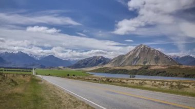 Yeni Zelanda doğal yol Timelapse. Düz yol için Arthurs Pass Ulusal güneşli günde güzel dağ doruklarına tarafından çevrili Park lider uzun streç.