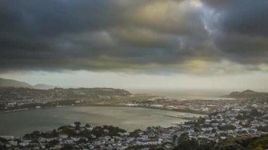 Wellington, Yeni Zelanda Timelapse tipik rüzgarlı bulutlu akşam. Başkent sonsuz sert rüzgarlar ve değişken hava ile tanınır. Wellington Havaalanı ve denize doğru görüntüleme.