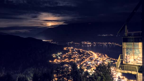 Nacht Zeitraffer Von Queenstown Mit Aufgehendem Mond Gibt Schöne Lichteffekte — Stockvideo