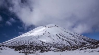 Ünlü Mt Doom altında kar Tongariro Ulusal Parkı, Yeni Zelanda. Timelapse video.