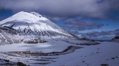 Yürüyüş yapanlar volkanı Mt Ngauruhoe üzerinde ünlü Tongariro alp geçiş Yeni Zelanda kış boyunca yürüyüş. Timelapse video.