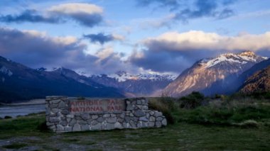 Arthurs Pass Milli Parkı işaret alanına girişte güzel doğası gereği, dağların zirveleri karla kadar bulutlarda çevrili. Timelapse video.