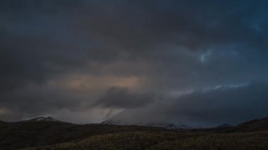 Volkan Hüküm Dağı üzerinde akşam Tongariro Ulusal Parkı, Yeni Zelanda'da uçan bulutlar. Timelapse video.