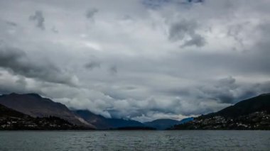 Bulutlu gün içinde Queenstown, Yeni Zelanda, Lake Wakatipu bankalardan Timelapse video.