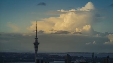 Sky Tower ve büyük fırtına bulutu arka planda şekillendirme ile Auckland manzarası. Timelapse video.