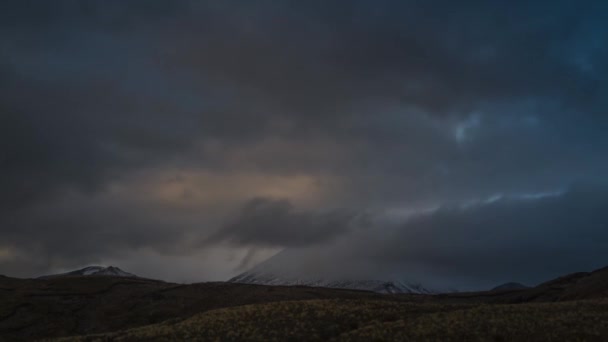 Wolken Fliegen Über Vulkan Mount Untergang Abend Tongariro Nationalpark Neuseeland — Stockvideo