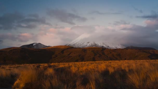 在新西兰汤加里罗国家公园 著名的末日火山被日落照亮 时间流逝的视频 — 图库视频影像