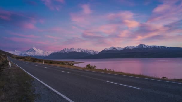 アオラキ マウント クック国立公園のプカキ湖に沿って早朝に日の出の間に 風光明媚な道路のタイムラプス ビデオ ニュージーランドで最も壮観な景色の一つ — ストック動画