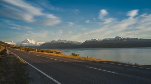美しい道路アオラキ マウント クック国立公園には 早朝の太陽に照らされて ニュージーランドで最も美しい景色の一つ タイムラプス ビデオ — ストック動画