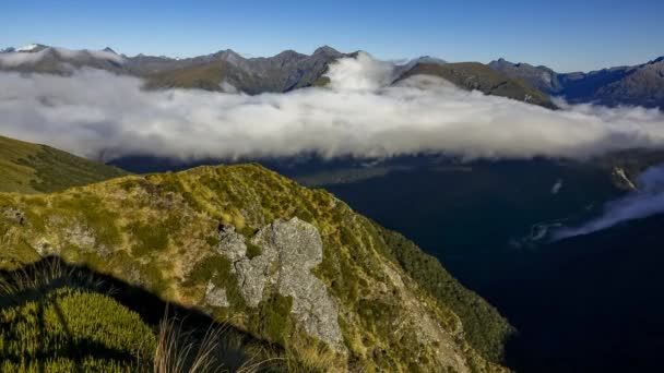 在阳光明媚的夏日 在南阿尔卑斯山的 Haast 壮观的反转 时光流逝的视频与低云沿着深谷流动 — 图库视频影像