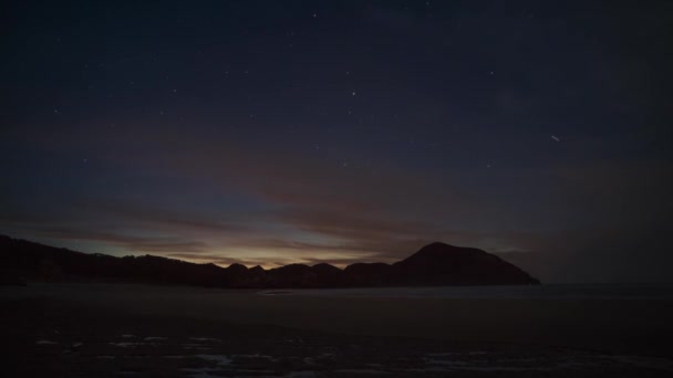 空のビーチで夕暮れのタイムラプス Wharariki ビーチ ニュージーランド — ストック動画