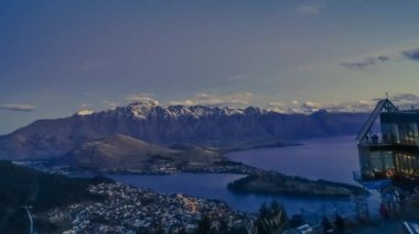 Gece, Queenstown, Yeni Zelanda, teleferik teleferik üst istasyonu. Timelapse yaz sokak ışık kadar üzerinden açmak.