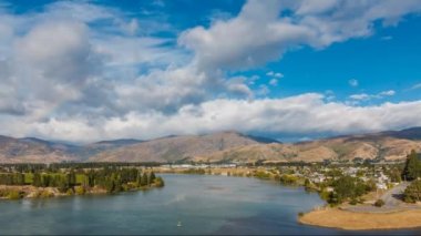 Yeni Zelanda güzel kırsal nehirde yukarıda görünen gökkuşağı. Cromwell, orta Otago. Timelapse video.