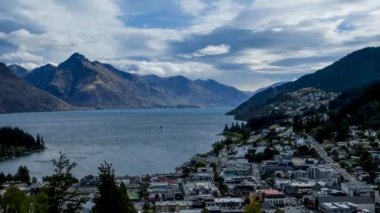 Yükseltilmiş görünümü Queenstown, Yeni Zelanda, akşam. Yeni Zelanda, turistik hotspot en güzel kentlerinden biri. Timelapse video.