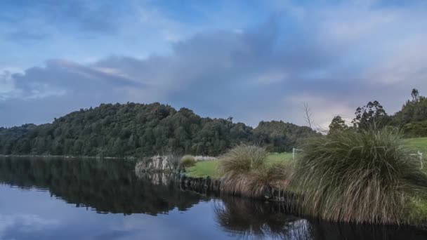 Gyönyörű Rotokare Scenic Tartalék Zélandon Timelapse Videó Gondolatok Nyugodt Vízben — Stock videók