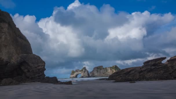 Timelapse Video Hermosa Playa Con Arco Roca Mar Nubes Dispersas — Vídeos de Stock