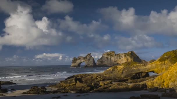 Incredibile Spiaggia Wharariki Nuova Zelanda Con Archi Rocciosi Illuminati Bel — Video Stock