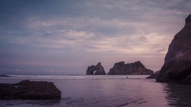 Velkolepé Skály Přírodním Obloukem Pobřeží Nového Zélandu Timelapse Video — Stock video