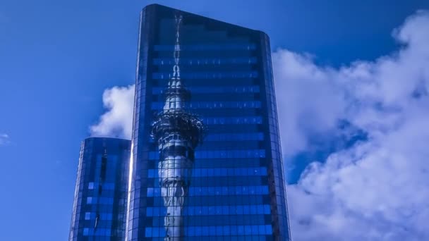 新西兰奥克兰标志性建筑 天空塔 的时光流逝视频 反映在市中心以云朵飘扬的摩天大楼闪亮的玻璃墙上 — 图库视频影像