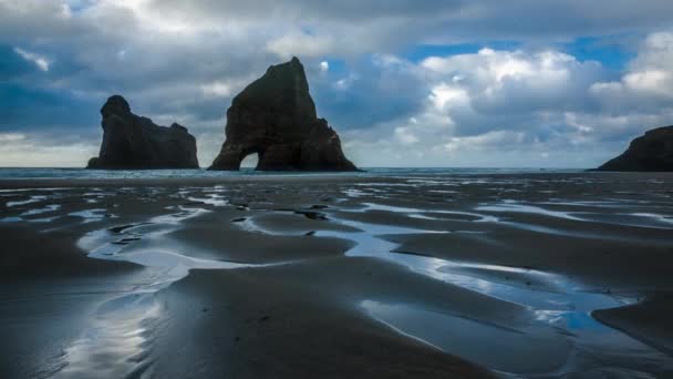 Timelapse Hermosa Playa Con Espectaculares Rocas Arco Costa Nueva Zelanda — Vídeo de stock