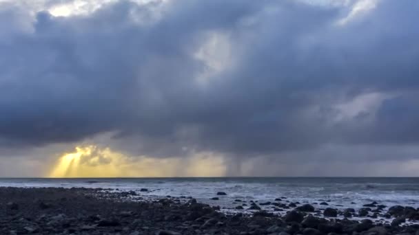 Yağmurlu Bulutlar Deniz Günbatımı Sırasında Geliyor Timelapse Video — Stok video